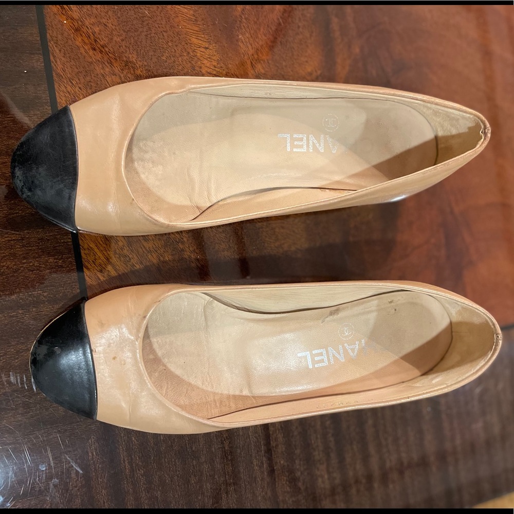 Chanel leather beige and black flat